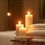 Salle spa avec bougies et linge fin